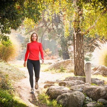 vrouw wandelend door het park