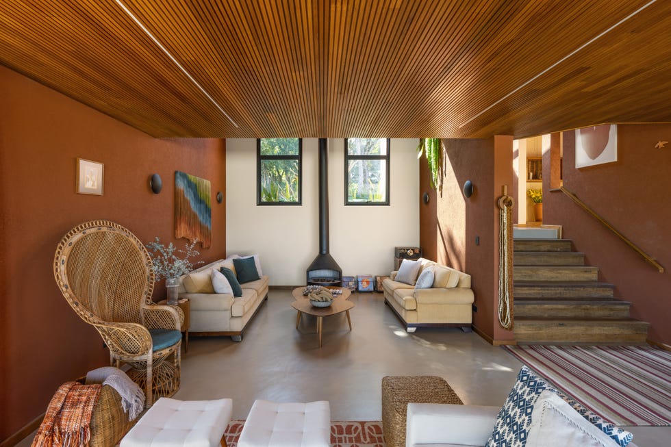 casa roja de los 90 de vivienda convencional de espacio pequeños a abrirse al paisaje