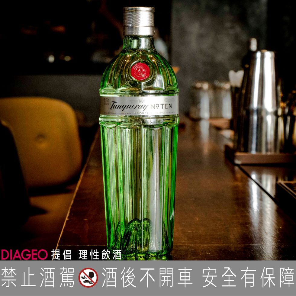Drink, Bottle, Glass bottle, Liqueur, Alcoholic beverage, Distilled beverage, Alcohol, Glass, 