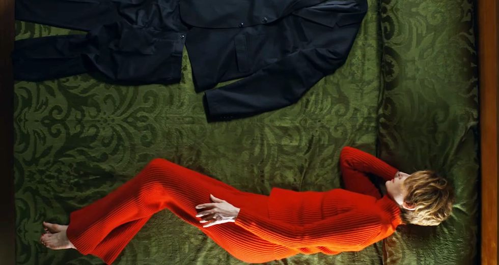 人間精靈蒂妲史雲頓《人類的呼聲》高度時尚造型引發關注！新電影官方預告驚艷眾人