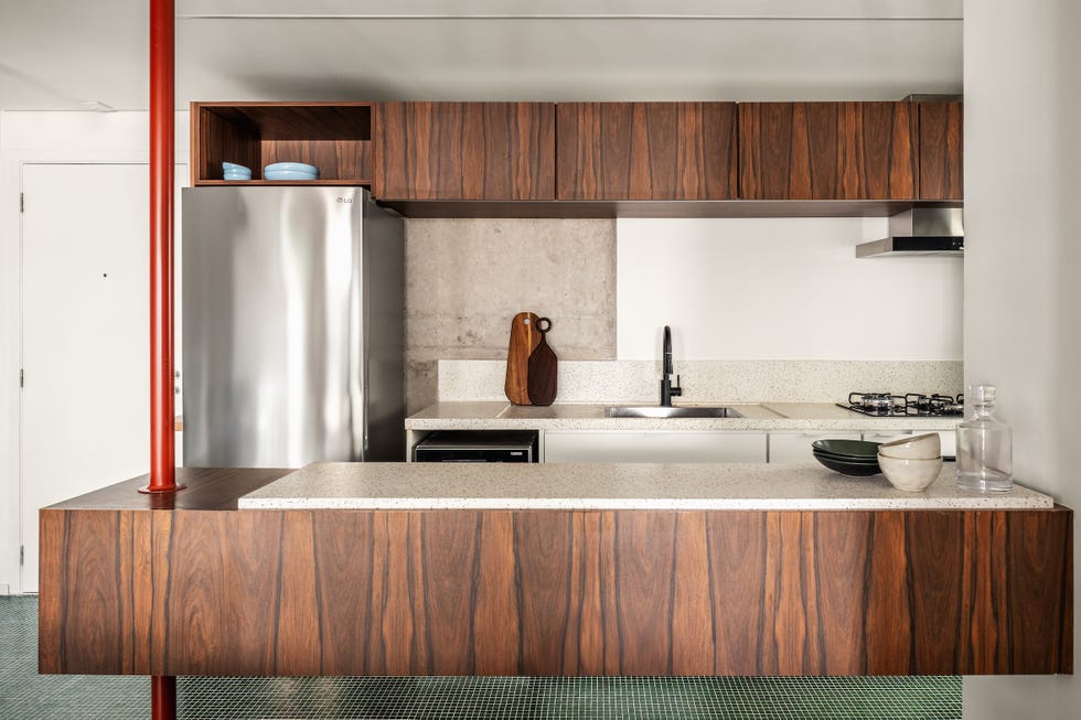 apartamento de 92 metros convertido en un hogar funcional con curvas, ceramica y una cocina suspendida