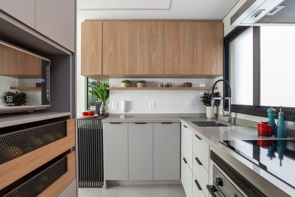 despues de unos anos, esta familia reformo su casa de 100 metros abriendo la cocina e incorporando el balcon al salon