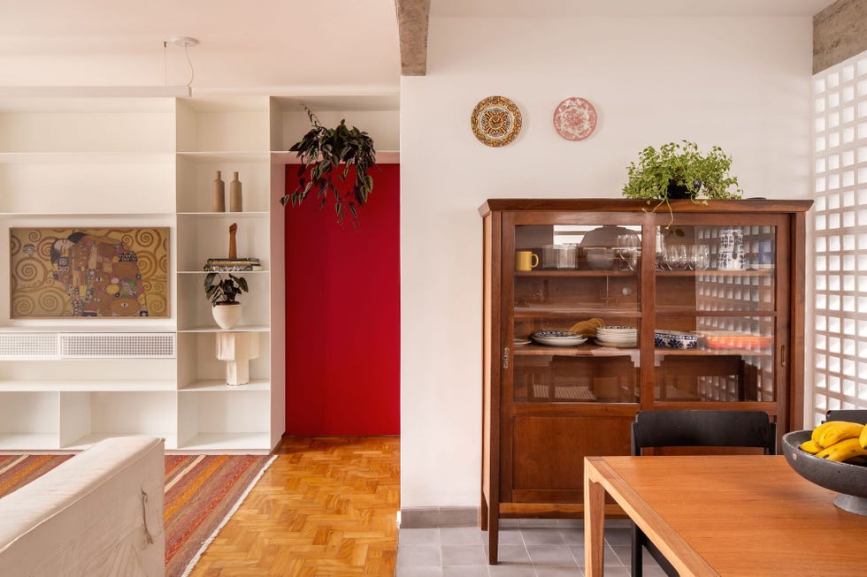 celosias en la cocina y una puerta roja, la reforma de este apartamento conecta funcionalidad y diseno