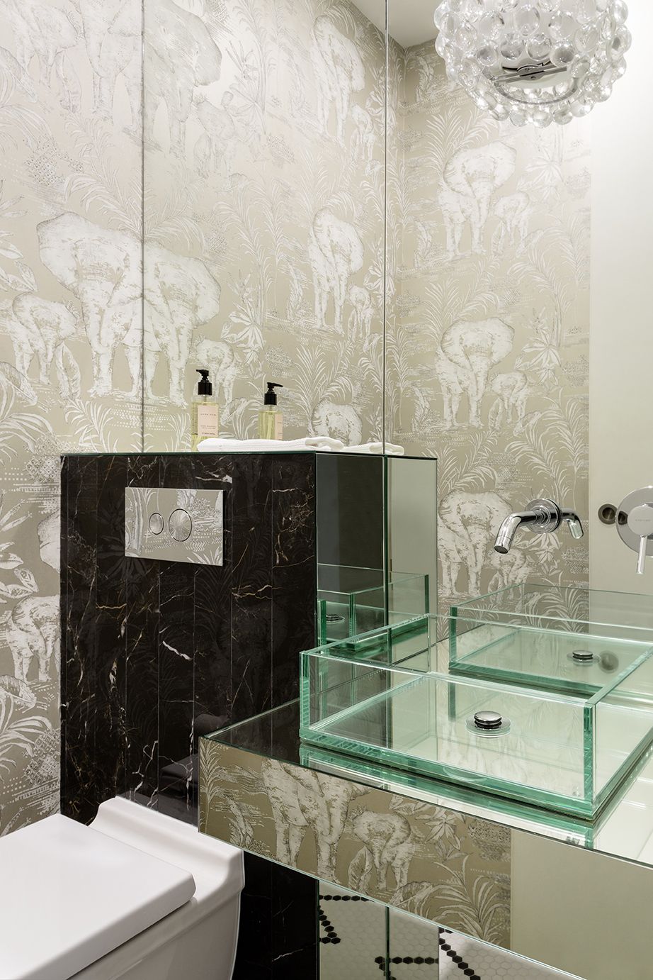 cuarto de bano con papel pintado y lavabo de cristal
