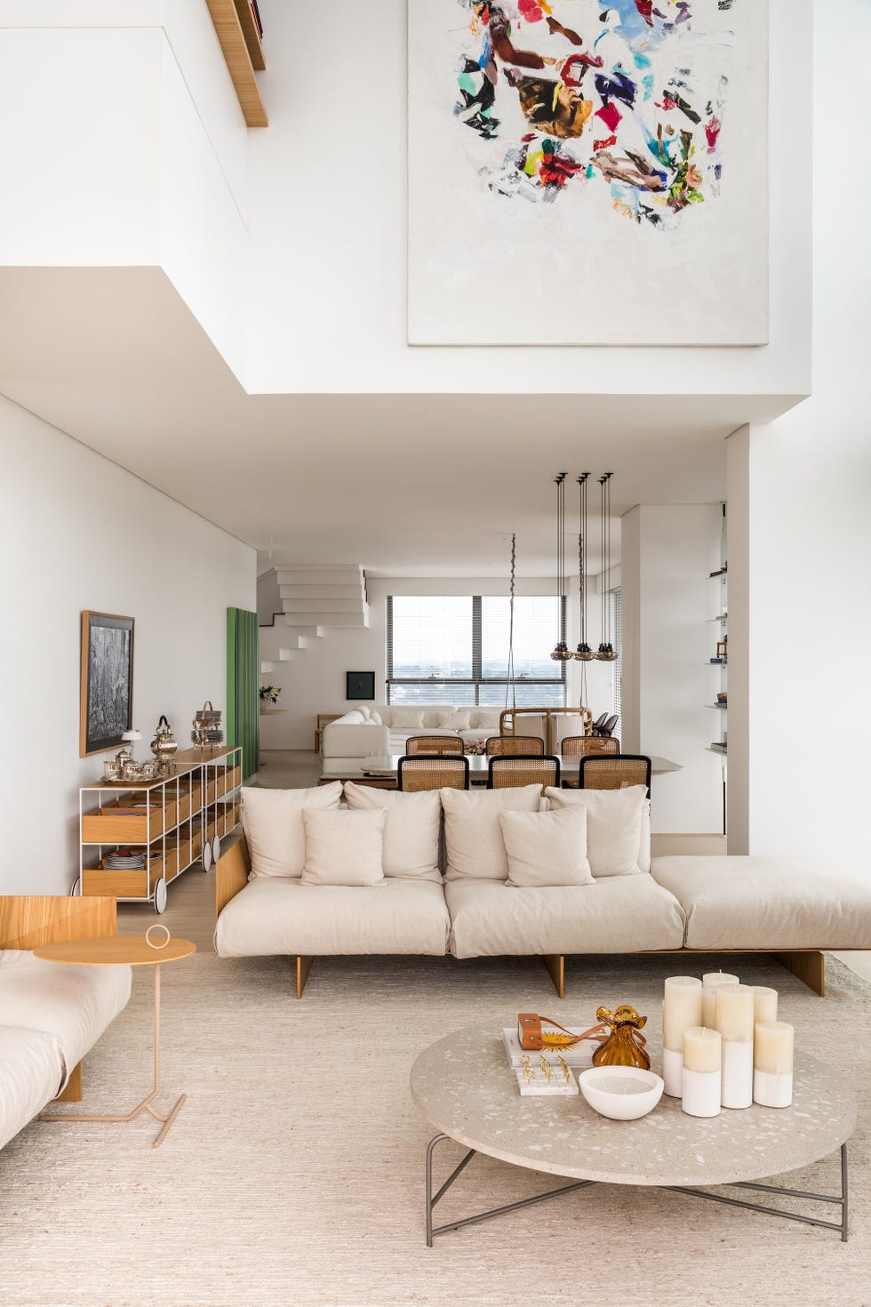 casa de 540 metros con ventanales de suelo a techo, espacios abiertos y lineas limpias tras una reforma estructural