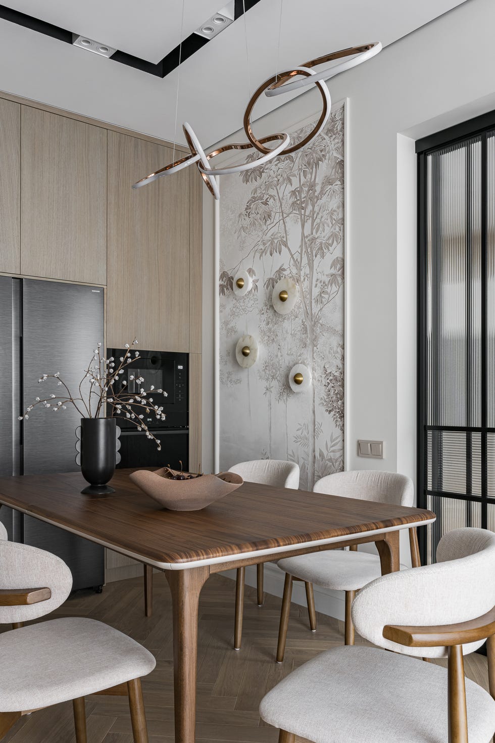 diseñada por pinteriors, esta casa combina líneas puras, curvas suaves y una paleta clara con texturas naturales, logrando un interior funcional, acogedor y lleno de detalles cuidados.