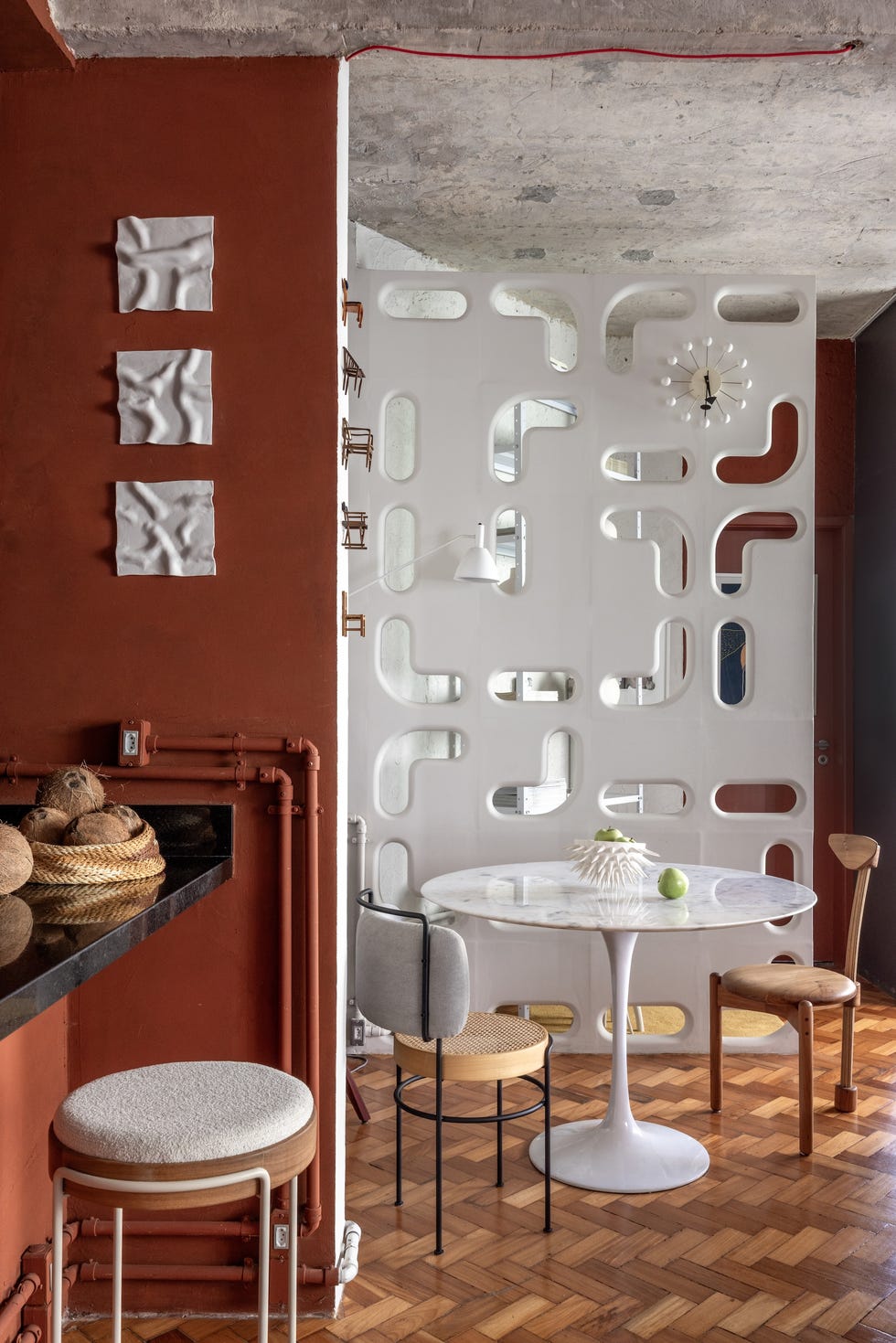 casa de 45 metros es un estudio de arquitectura, un taller creativo y una zona de relax con hamaca, columpio y un bano triangular