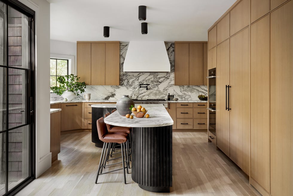 casa familiar con cinco dormitorios y seis baños que se transforma para ganar luz, orden y diseño a medida