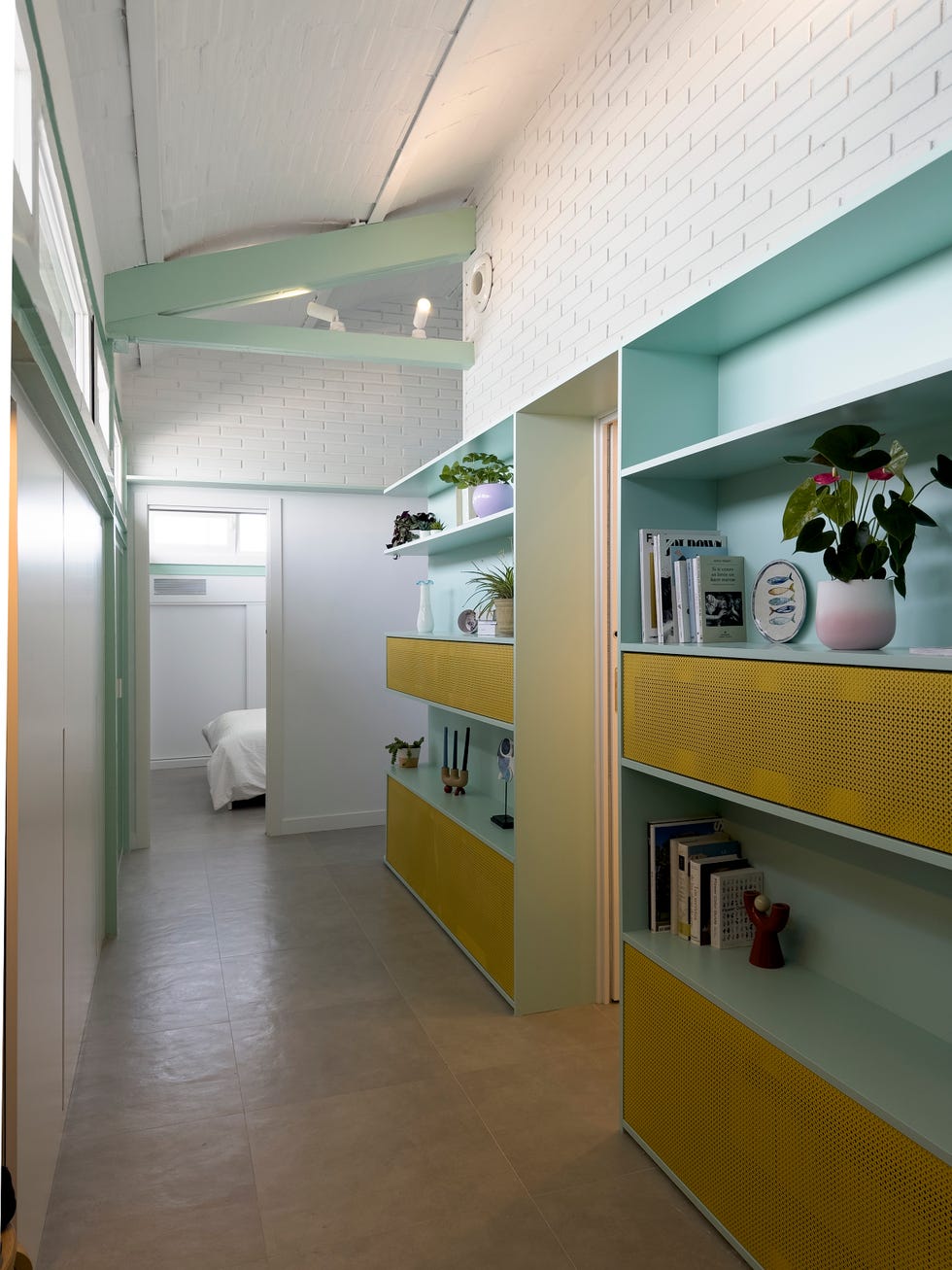 casa jn109 era una casa del madrid de los 70 con techos bajos y poca luz y ahora es un atico luminoso en verde y amarillo