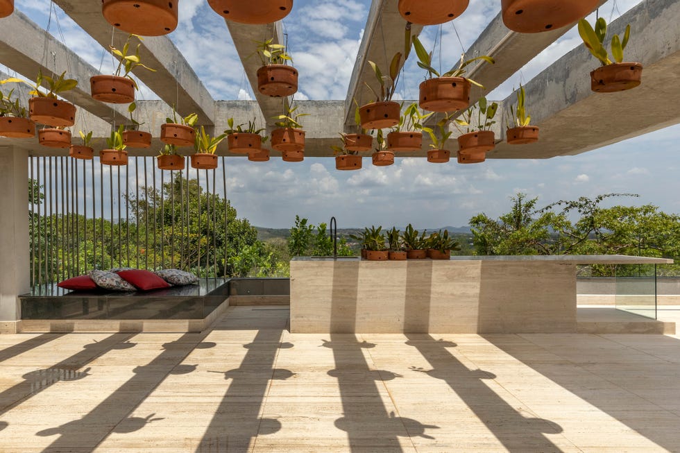 casa de hormigon con piscina que combina estructura brutalista, ventilacion cruzada y diseno tropical a medida