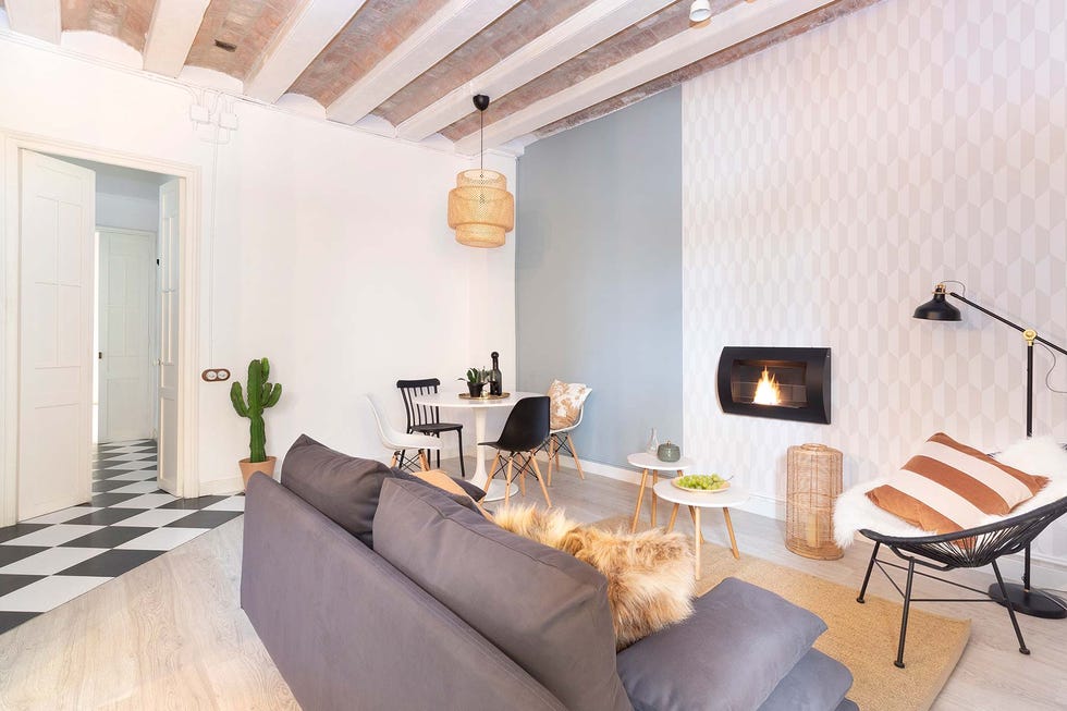 Piso reformado en Barcelona: DESPUÉS: Salón con chimenea.