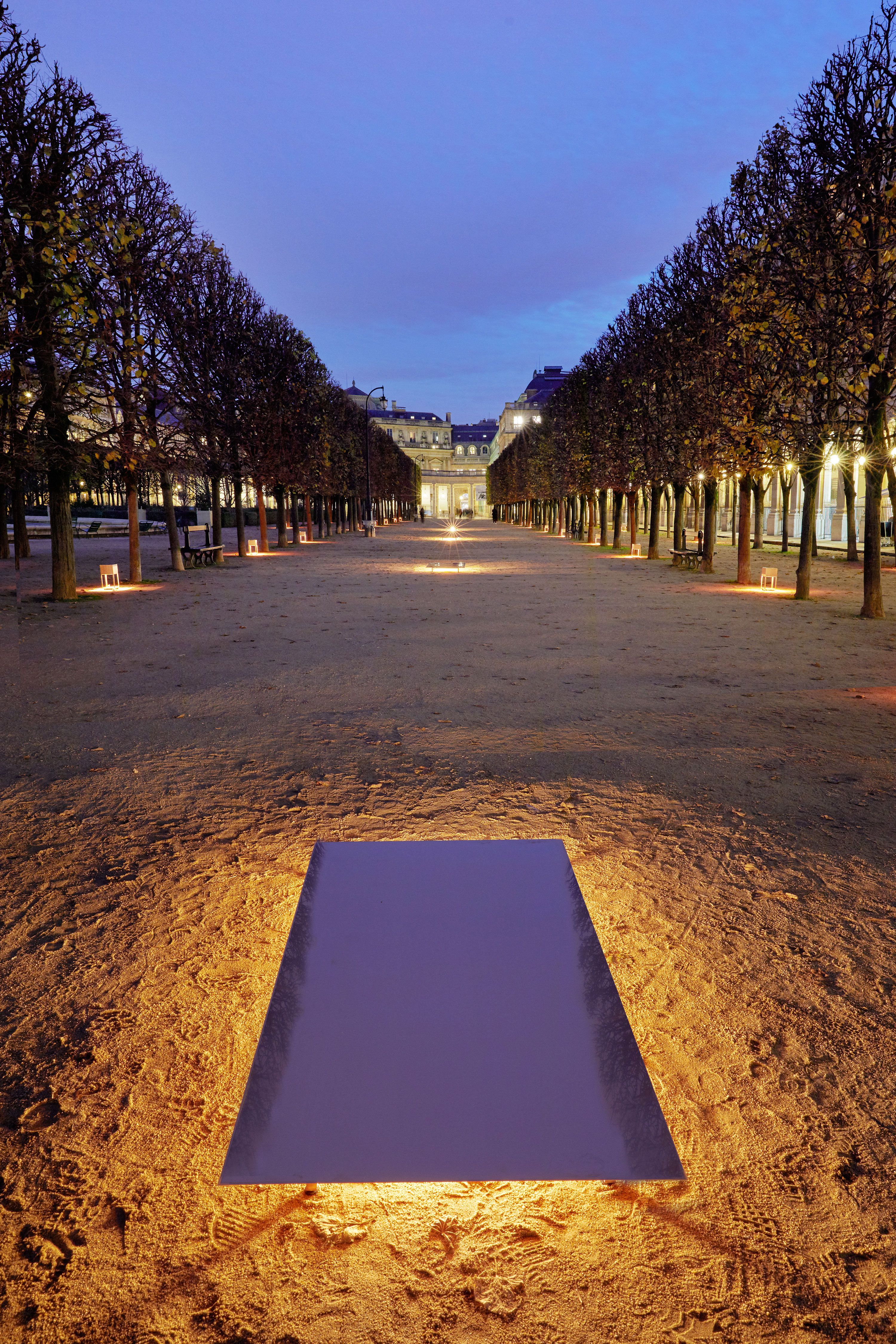 L'illuminazione di Natale dei giardini del Palais-Royal di Parigi di  Fernando Caruncho