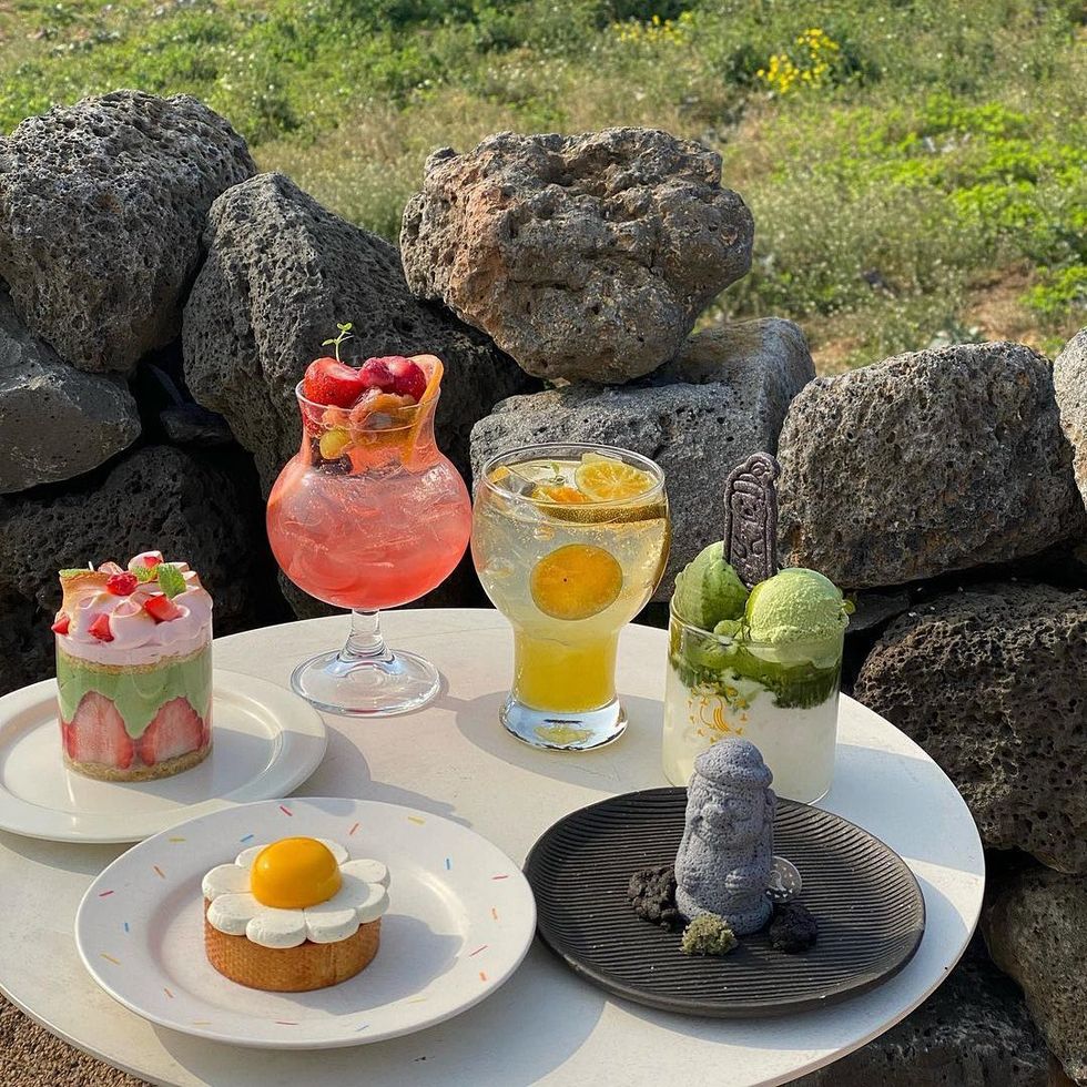 絕美海線和森林系美景盡收眼底！濟州島8間咖啡廳推薦，石頭爺爺蛋糕、神秘預約制甜點韓國旅遊必訪