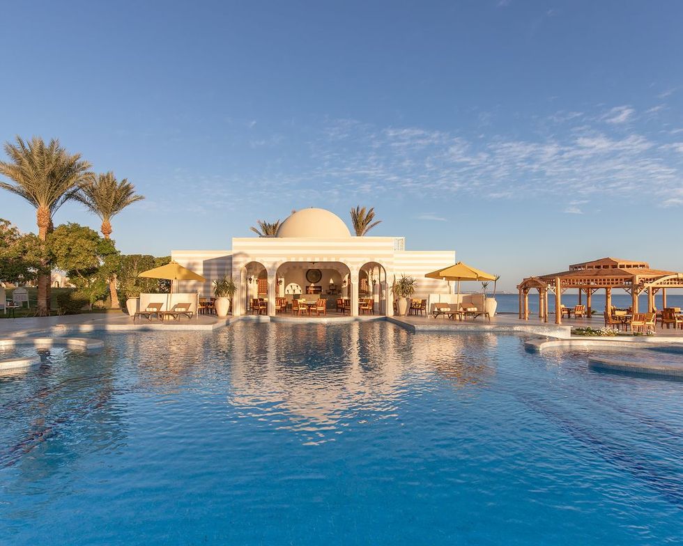 此生必住「全球奢華飯店」盤點！最美無邊際泳池、沙漠綠洲、環礁碧海等頂級酒店享受度假儀式感