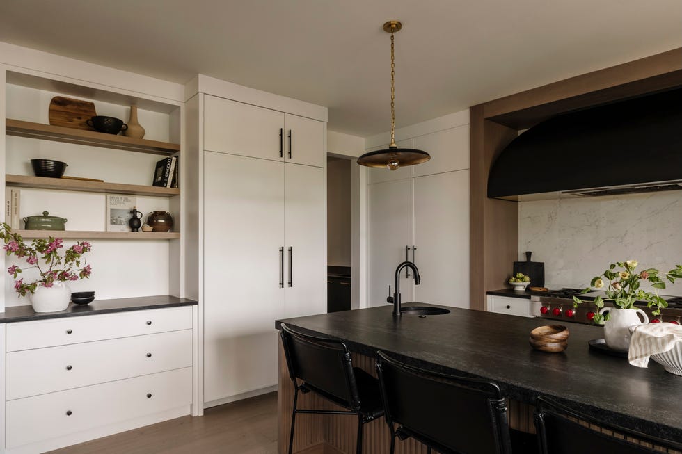 vivienda familiar que combina madera, metales brunidos y diseno a medida para vivir con estilo y funcionalidad