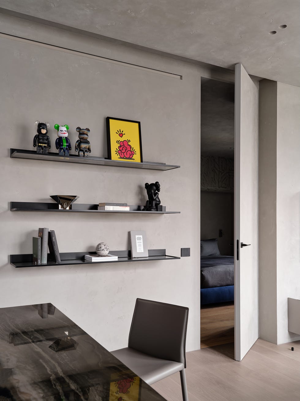 apartamento con isla de cocina escultorica, arte personalizado y soluciones funcionales a medida