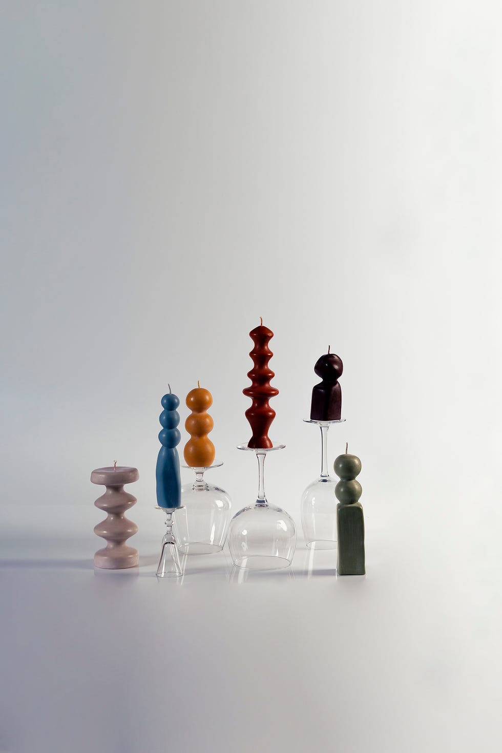 velas de colores sobre copas invertidas