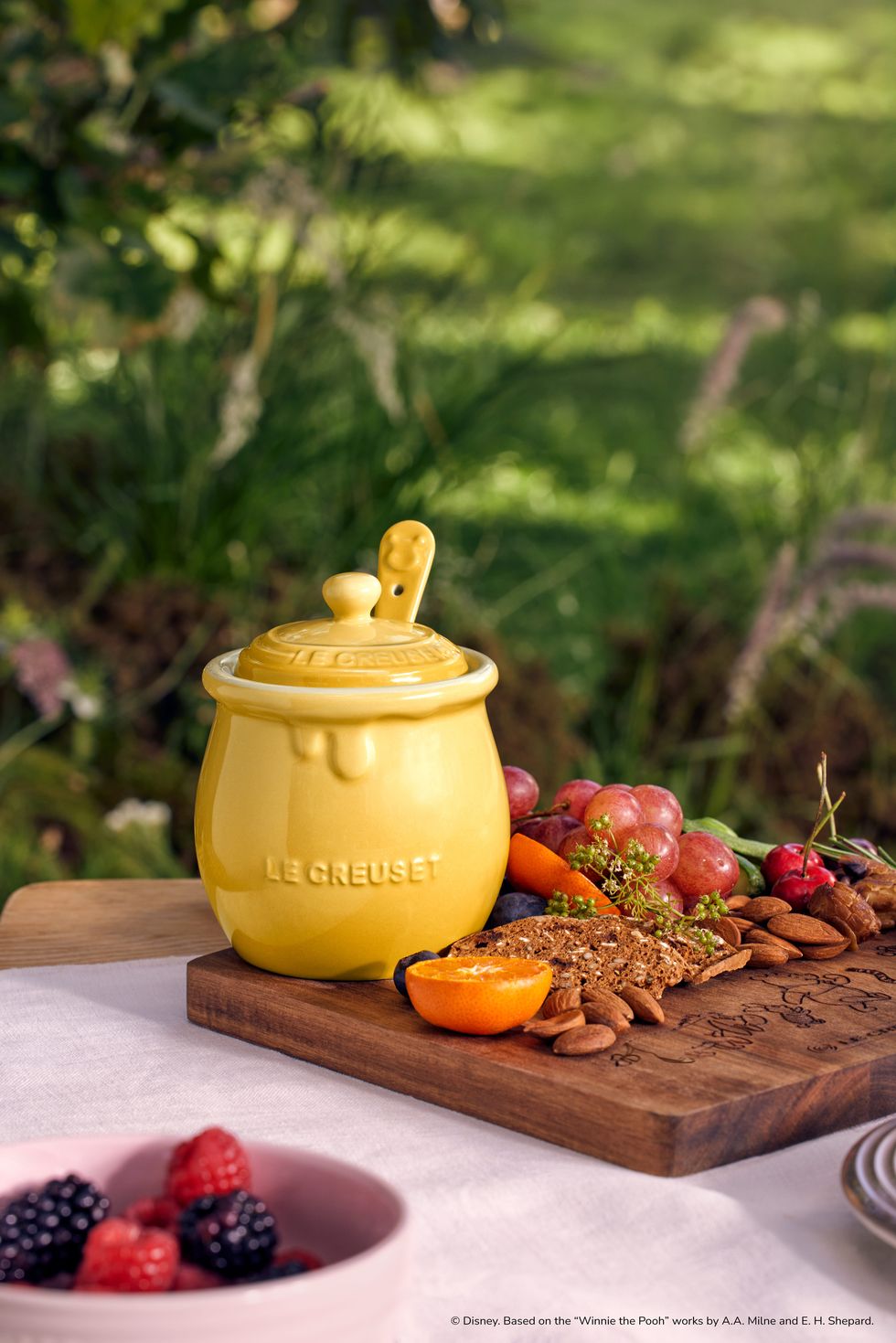 「小熊維尼蜂蜜罐」讓粉絲心臟爆擊！le creuset小熊維尼全新軟萌系列這裡買