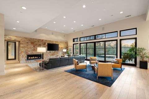 7000 rutherford canyon road living room