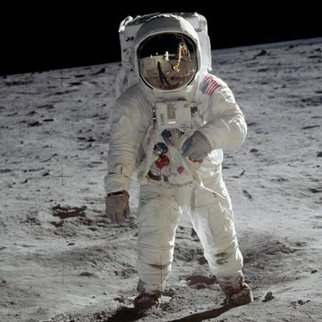 buzz aldrin tweets story behind iconic picture