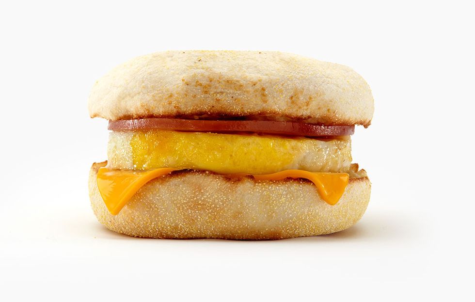 https://hips.hearstapps.com/hmg-prod/images/701/healthiest-food-options-airport-egg-mcmuffin-1504045649.jpg?resize=980:*