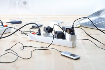 Veel huishoudelijke apparaten verbruiken energie terwijl ze niet gebruikt worden waardoor de energierekening onnodig oploopt