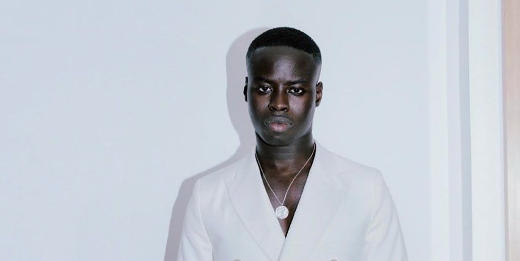 Off-White sfila a Parigi: il debutto di Ibrahim Kamara celebra la vita di  Virgil Abloh