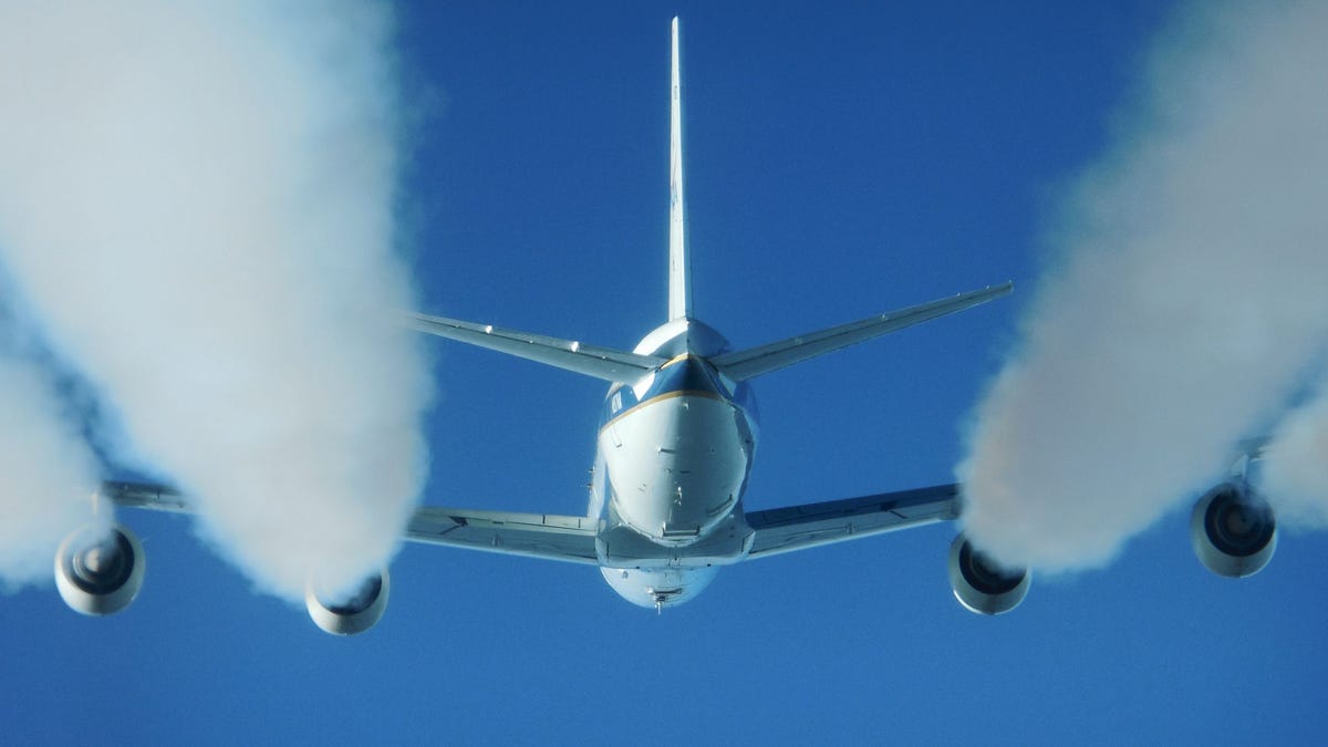 Het terugdringen van de CO2uitstoot in de luchtvaart zal volgens experts op zichzelf niet genoeg zijn om de voetafdruk van de sector te verkleinen Er moet ook CO2 uit de atmosfeer worden verwijderd