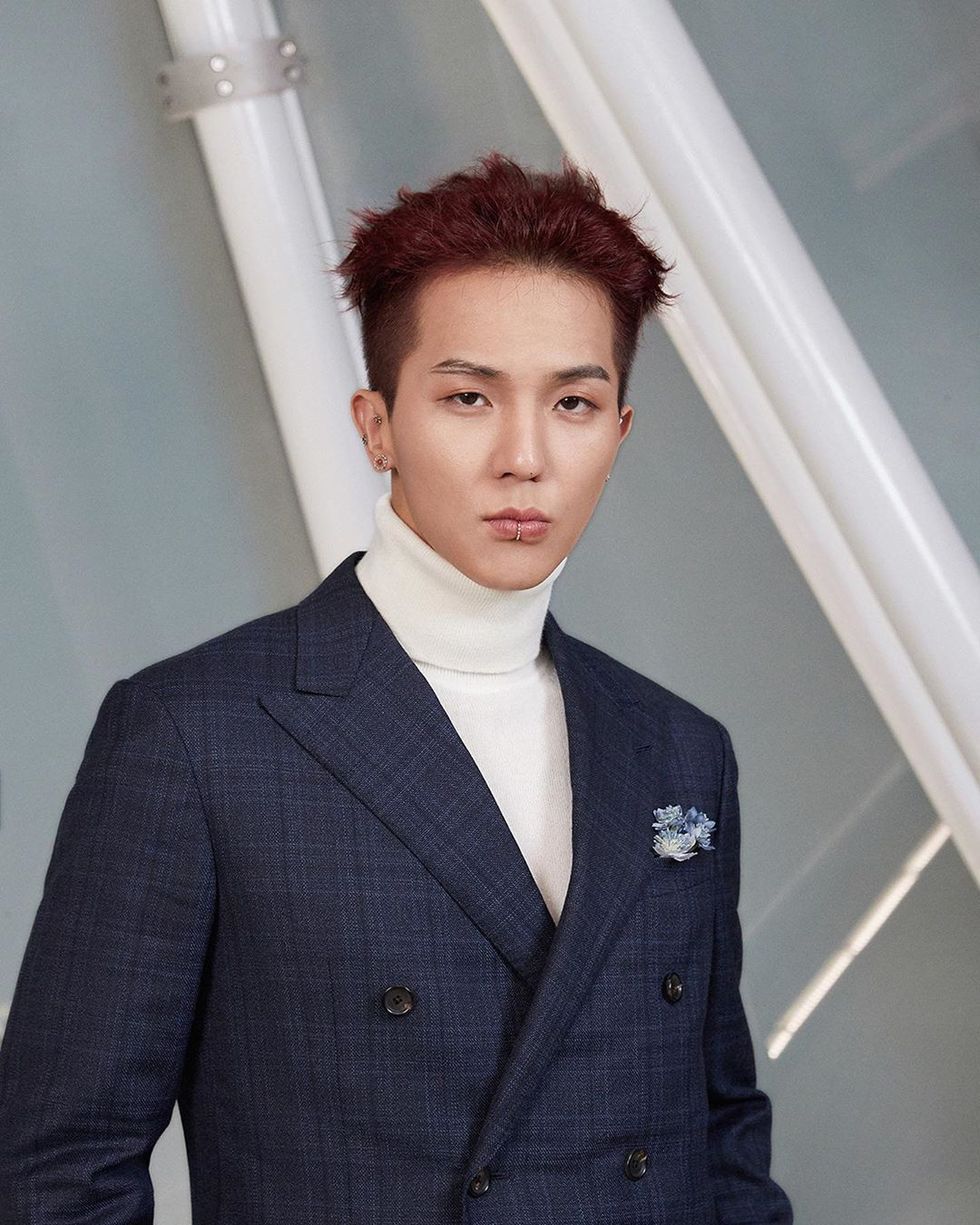Hair, Face, Suit, Clothing, Forehead, Hairstyle, Chin, Fashion, Formal wear, Outerwear, 