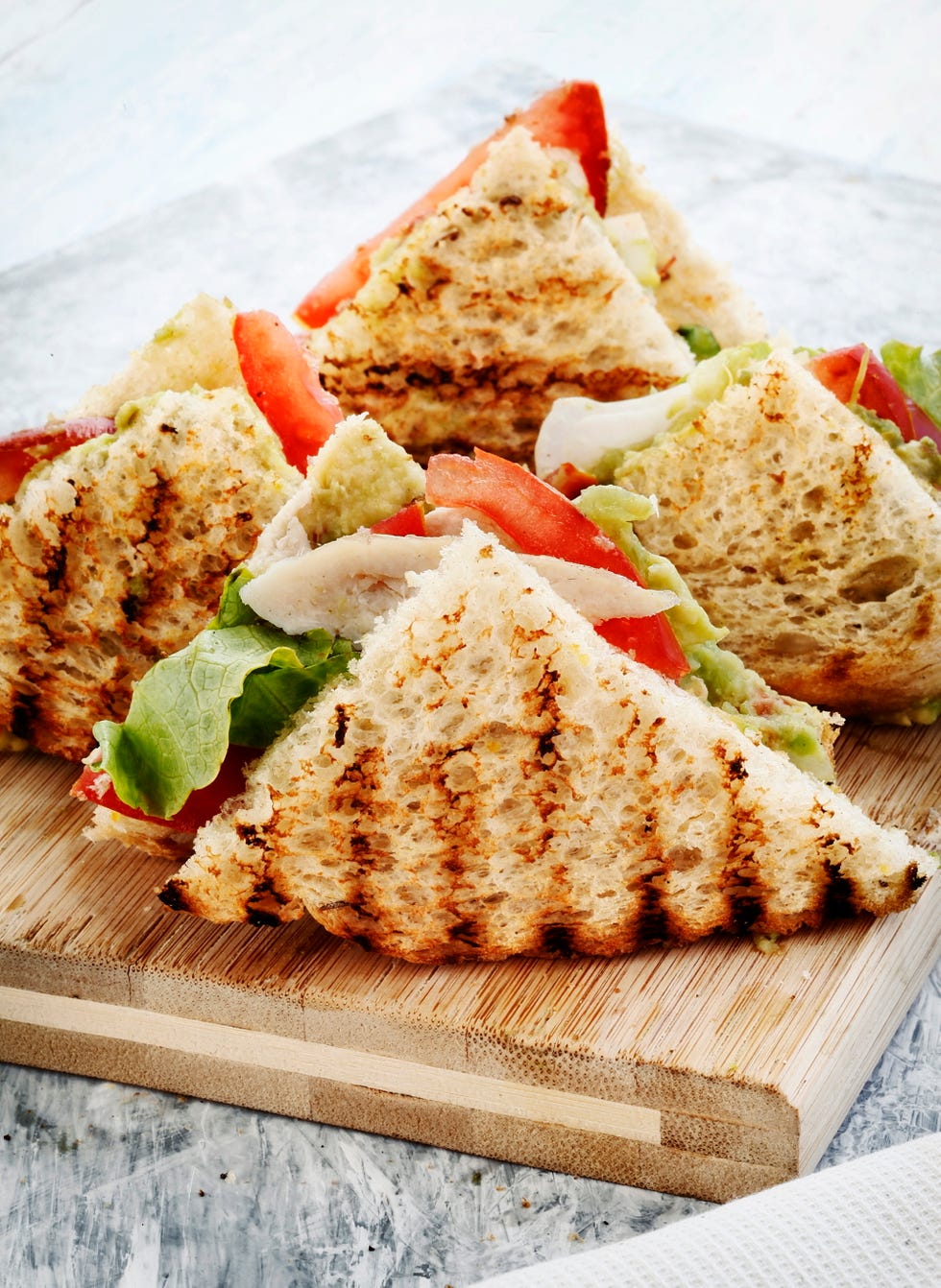 sandwich de pollo y guacamole