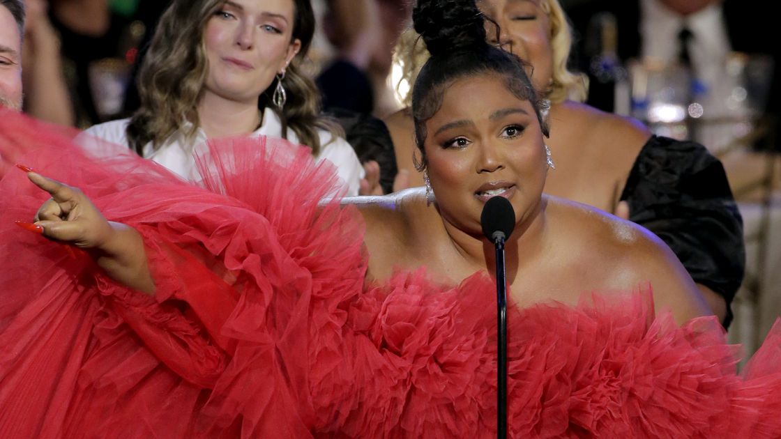 preview for Lizzo Sings Beyoncé, Rihanna, and Janelle Monáe in a Game of Song Association | ELLE