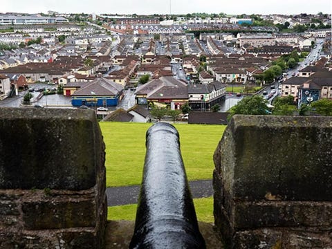 Derry Het NoordIerse Derry officieel londonderry de best bewaarde ommuurde stad op het Ierse eiland en is een van de mooiste voorbeelden van een ommuurde stad in Europa De muren waren af in 1618 en zijn tot 8 meter hoog en 105 meter dik op plekken waar de wachttorens en kanonnen staan Een rondleiding van 15 kilometer over de muren vertelt over de vroege geschiedenis van de stad maar ook over het geweld tijdens de Troubles die volgens vele begonnen zijn in Derry eind jaren 1960 Je kunt omlaag kijken naar Bogside een katholieke wijk met opschriften op de muren als Je loopt nu bevrijd Derry inVoor een dieper perspectief maak je een stadswandeling langs de leuzen op de muren langs Rossvill Street die bekend staan als de Peoples Gallery samen met de kunstenaars uit Bogville die begonnen ze te schilderen als getuigen van de gebeurtenissen die hier plaatsvonden zoals de slag om Bogville in 1969 en Bloody Sunday uit 1972 Nu staan er ook vredessymbolen en mensenrechtenactivisten van over de hele wereld op de muren Sla het museum van Free Derry niet over dat de strijd om de mensenrechten documenteert of het Tower Museum dat beide kanten van het verhaal presenteert Het Tower Museum heeft ook voorwerpen uit een schip van de Spaanse armada dat in 1588 voor de noordkust zonk en een prachtig uitzicht over de stad vanaf het uitkijkplatform