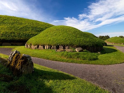 Knowth De Neolithische inwoners van het Boyne rivierdal bouwden niet alleen monumentale ceremonile locaties ze versierden ze ook met spiralen halvemanen en geometrische ontwerpen Knowth dat gebouwd is rond 3200 v Chr heeft waarschijnlijk meer prehistorische kunst dan welke andere locatie in Ierland dan ook de meer dan 200 versierde stenen die gevonden zijn bij opgravingen vormen samen een derde van alle versierde stenen die in heel Europe zijn gevonden De ronde basis van de Great Mound grafheuvel met ingang is ingelegd met meer dan 120 grote versierde stenen en bedekt met een paddenstoelvormig dak bedekt met gras Het vreemde gebobbelde landschap lijkt op de een of andere manier organisch zoals het bedekt is met meer dan 12 kleinere met gras bedekte heuvels Knowth komt in de buurt van Newgrange dat bekend staat om zijn uitlijning met de winterzonnewende wanneer de zon de binnenste kamer verlicht maar daar zijn de gangen binnenin niet open voor het publiek Bij Knowth is het ook een stuk minder druk Je kunt beide plaatsen alleen bezoeken met een tour met gids via het Br na Binne bezoekerscentrum