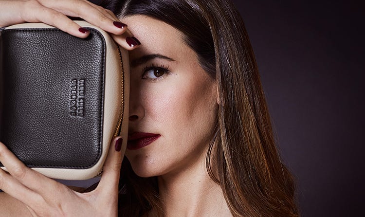 Bobbi Brown y Uterqüe lanzan un bolso con maquillaje por Navidad