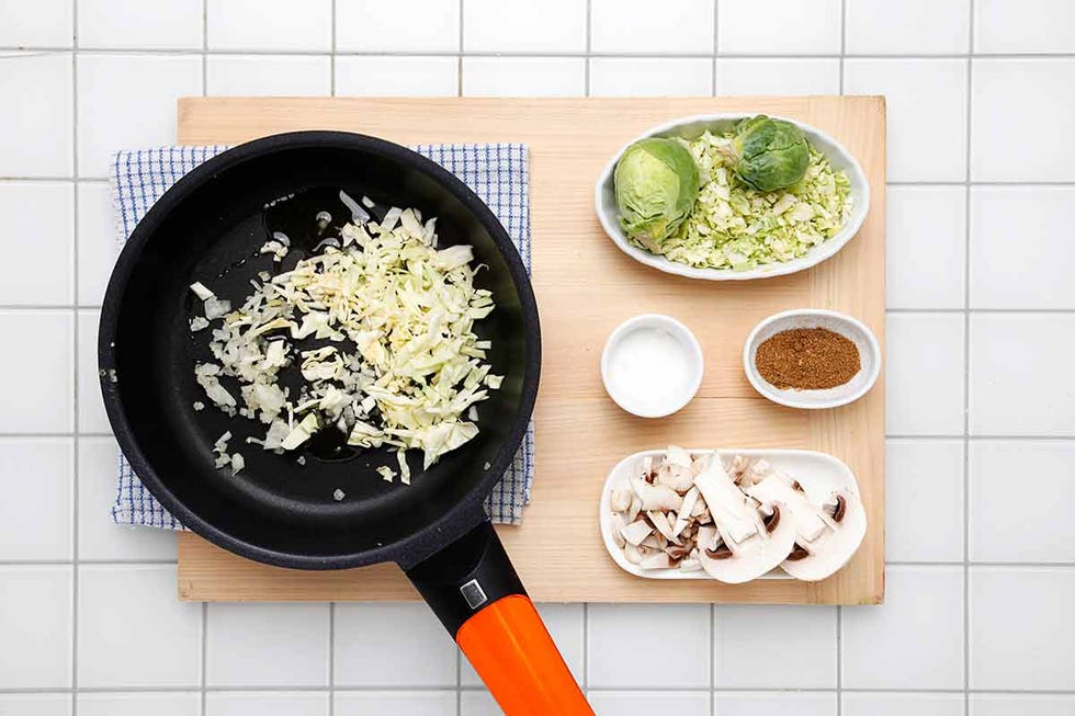 Paso 2 de ajos asados y verduras con huevo