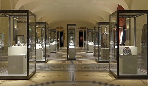 Het nationale museum van Ierland - archeologie Dit bijzondere museum in Dublin presenteert de oude voorwerpen en schatten van Ierland en met meer dan 9000 jaar menselijke geschiedenis zijn er bijzondere objecten en archeologische ontdekkingen tentoongesteld Het meest indrukwekkend is de prehistorische goudverzameling de grootste en mooiste inheems gedolven goudtentoonstelling van alle nationale musea van Europa op Athene na Je vindt er lunula halssieraden bladgouden zonneschijven en halsbanden gedraaide armbanden oorringen en kledingspelden gedateerd van 2200 tot 500 v Chr Omdat ze in het veen zijn beland in de bronstijd hebben turfstekers het grootste deel van deze schatten gevonden De eerste Christelijke relikwien zijn van wereldbelang waaronder de kelk van Ardagh Chalice het kruis van Cong de Lismore Crozier en een bel die volgens de overlevering van St Patrick was De vondsten van de Wood Quay in Dublin wat de meest complete Vikingstad is die ooit in WestEuropa is opgegraven laten de stadsplattegrond en het dagelijks leven zien in het jaar 1000 en daarvoor evenals de wijdvertakte handelsroutes Het museum heeft ook een grote wapenverzameling een vroege gellustreerde versie van het Boek der Psalmen dat pas in het veen werd gevonden en goed bewaarde veenlijken die vermoedelijk uit de ijzertijd stammen of daarvoor als rituele offers De toegang voor het archeologisch museum aan Kildare Street is gratis