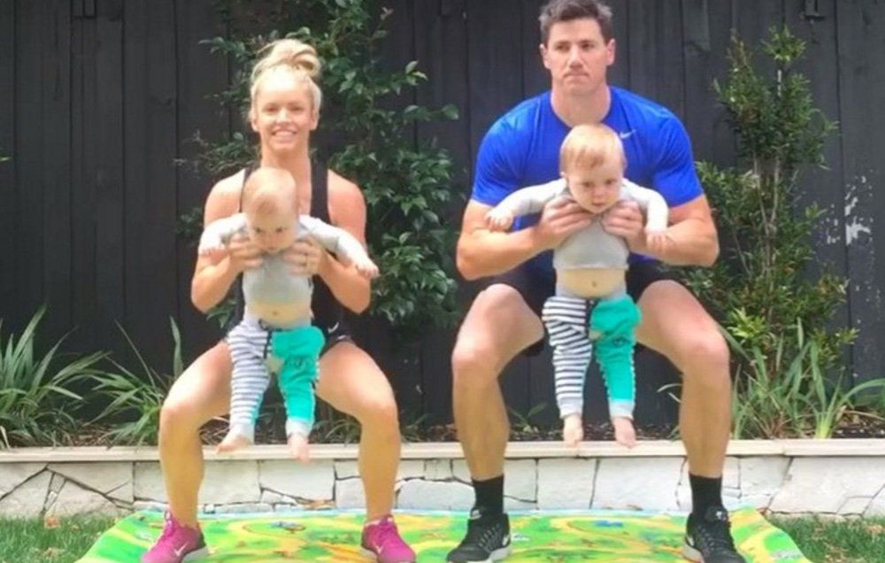 Fit mom uses twins as dumbbells