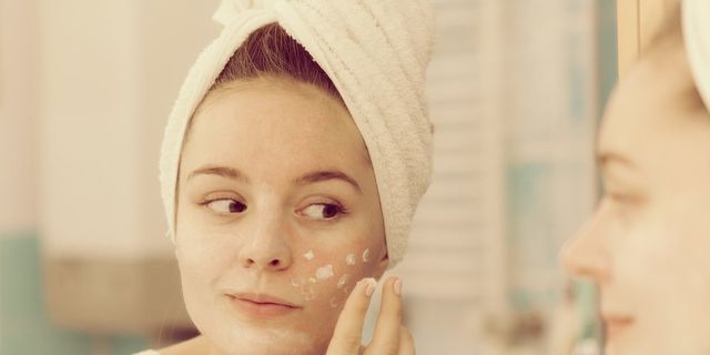 woman applying anti-aging moisturizer