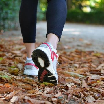 4 Walking Workouts That Blast Calories In 10 Minutes Or Less