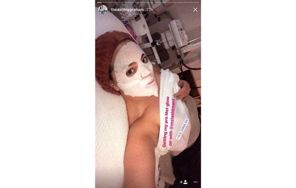 ashley graham face mask met gala 2017