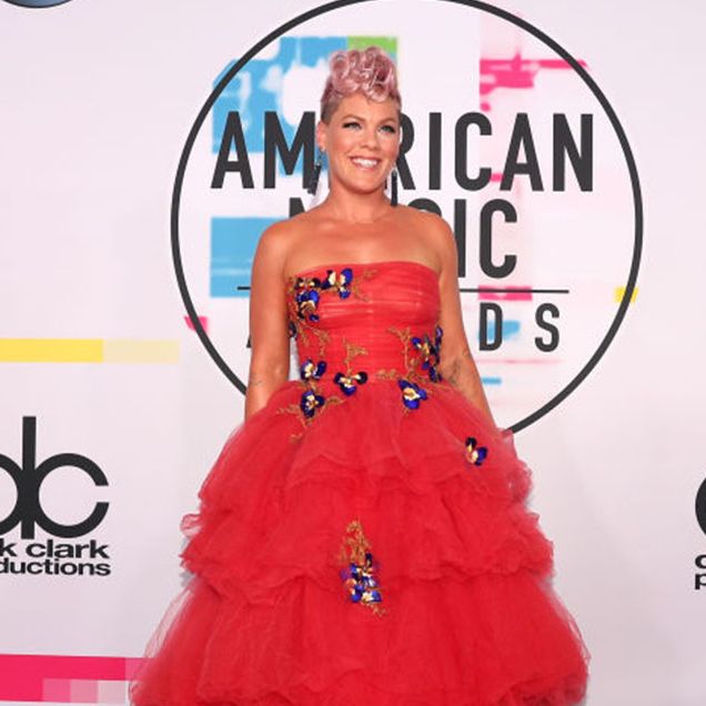 pink walks the red carpet at the amas american music awards 2017