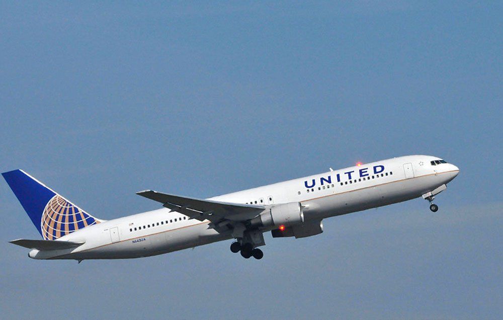 United Airlines under fire in the US for barring teens wearing leggings  from flight