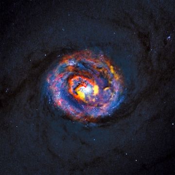 een verrassende spiraalvorm in het nabijgelegen actieve sterrenstelsel ngc 1433 zoals hierboven afgebeeld lijkt materiaal zo te stromen dat het een zwart gat van energie voorziet een stroom van materiaal wat weer uit het zwarte gat komt is ook waargenomen