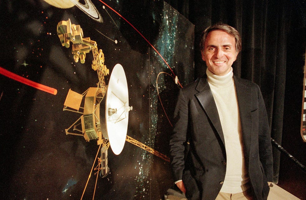 Op het Jet Propulsion Laboratory in Pasadena Californi spreekt Sagan in 1986 over de sonde Voyager 2
