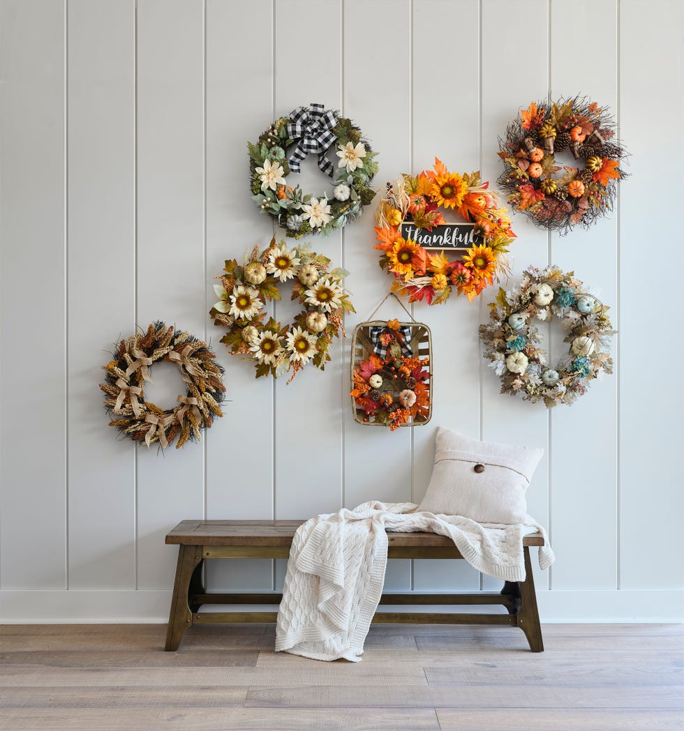 Room, Furniture, Christmas decoration, Interior design, Wall, Table, Wreath, Living room, Couch, Cut flowers, 