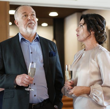 kerma, kausi 1, jakso 1. jaana (maarit peltomaa) ja stefan (micke rejström) ) järjestämissään juhlissa kerma, kausi 1, jakso 1. jaana (maarit peltomaa) ja stefan (micke rejström) ) järjestämissään juhlissa
