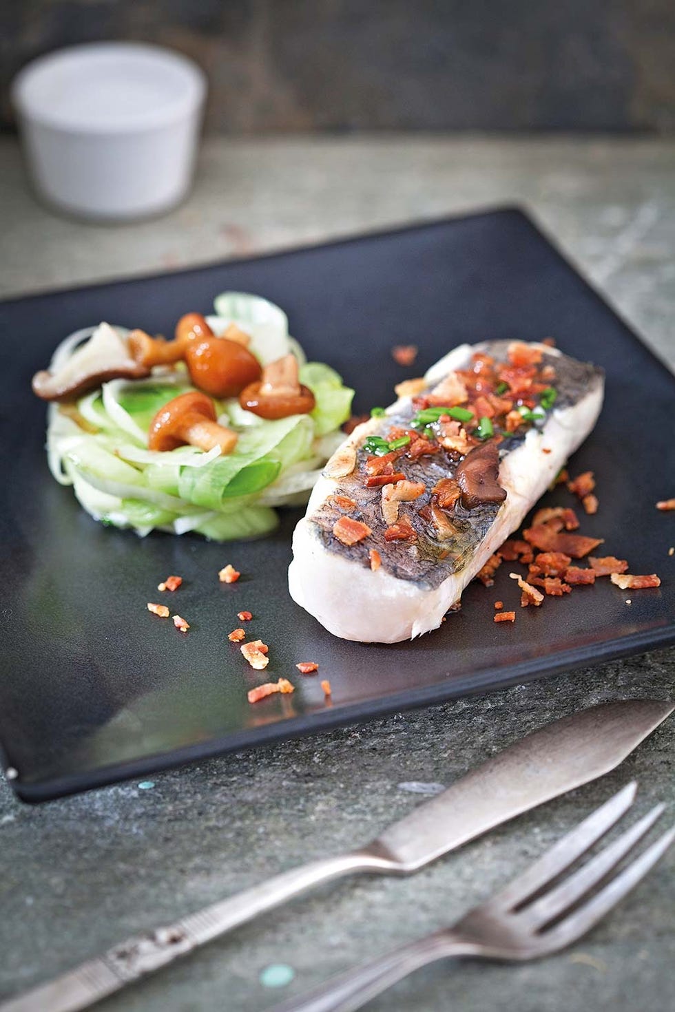 bacalao con setas, puerros y beicon