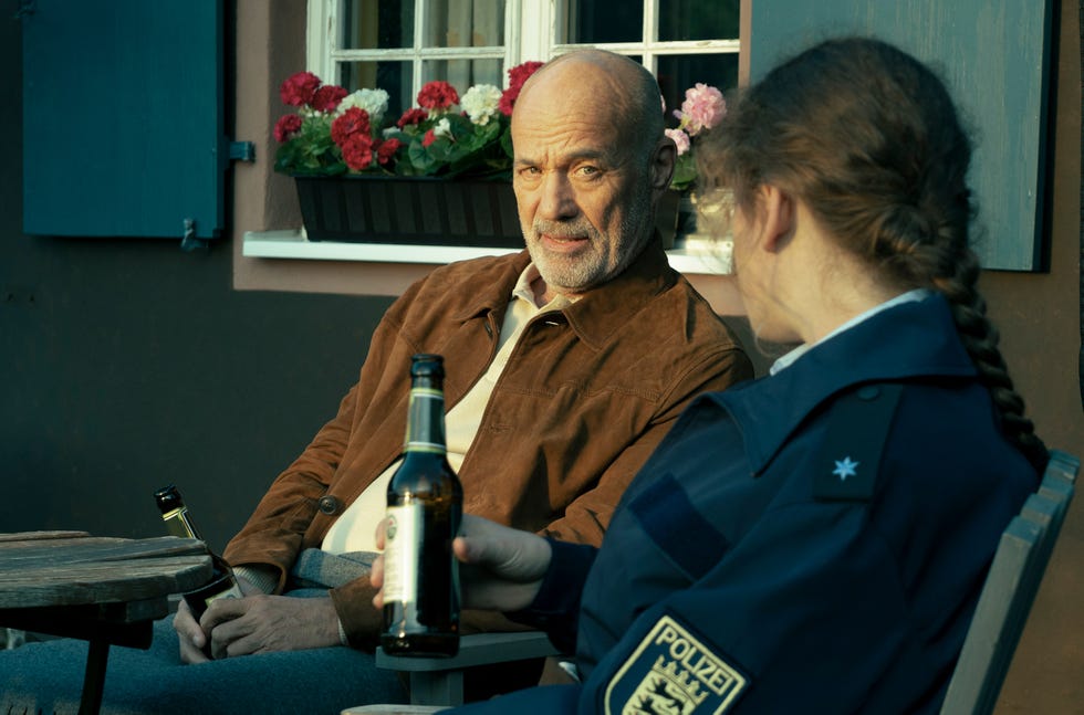 landarzt hajo (heiner lauterbach) hat ein baby auf offener landstraße zur welt gebracht und gönnt sich jetzt ein bier mit polizistin tanja (lou strenger). © swr/studio zentral/maria wiesler, honorarfrei verwendung gemäß der agb im engen inhaltlichen, redaktionellen zusammenhang mit genannter swr sendung und bei nennung bild: swr/studio zentral/maria wiesler (s2). swr presse/bildkommunikation, baden baden, tel: 07221/929 22202, foto\@swr.de