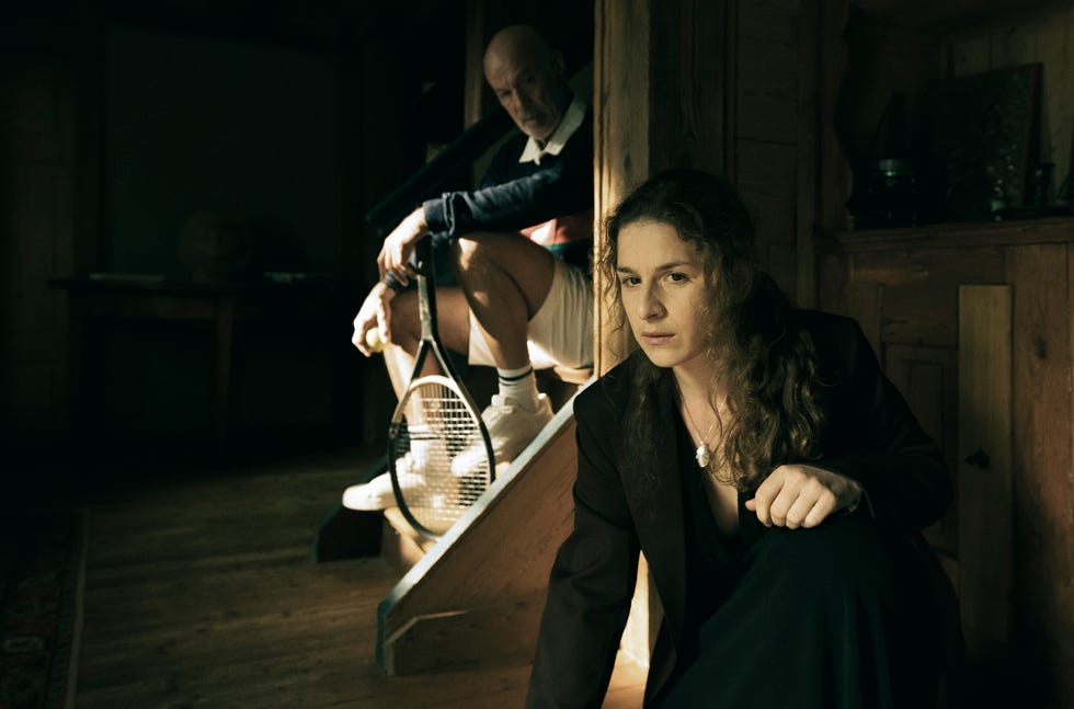 tanja (lou strenger) hatte einen geistesblitz, was den tod ihres alten freundes hajo betrifft. der verstorbene (heiner lauterbach) ist sehr angetan, dass sie endlich dahinterkommt. © swr/studio zentral/maria wiesler, honorarfrei verwendung gemäß der agb im engen inhaltlichen, redaktionellen zusammenhang mit genannter swr sendung und bei nennung bild: swr/studio zentral/maria wiesler (s2). swr presse/bildkommunikation, baden baden, tel: 07221/929 22202, foto\@swr.de