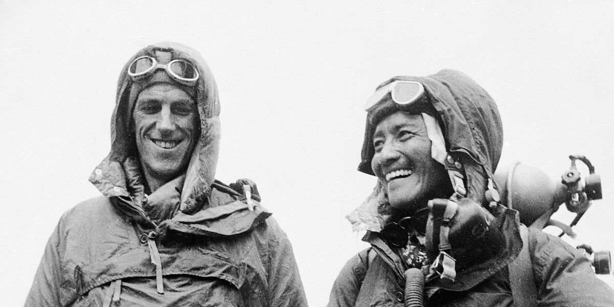 Edmund Hillary en Tenzing Norgay die in 1953 als eersten het dak van de wereld bereikten lachen breed en poseren in hun klimuitrusting voor deze foto die enkele weken na hun beroemde beklimming werd gemaakt in Kathmandu Nepal